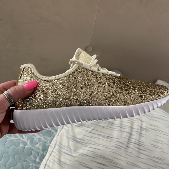 COPY - New in Box - Women’s Size 9 - Gold Sparkly Soul Sneakers - Picture 3 of 5